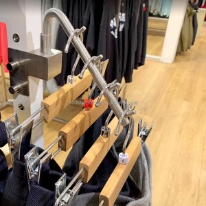 Cintre de luxe robuste en bois à un seul niveau avec logo personnalisé pour costumes, manteaux et vêtements, idéal pour hôtels, motels et auberges. - Product Image 6