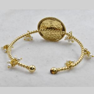 Brazalete abierto de latón chapado en oro, de diseño tradicional indio, hecho a mano, a la última moda, para niñas y mujeres. - Product Image 4