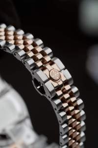 อเล็กซานเดอร์ เฟอร์รอส 8392D/09 นาฬิกาข้อมือคริสตัลแซฟไฟร์ สแตนเลสสตีล ระบบควอตซ์ MIYOTA ขนาด 38 มม. ตัวล็อคแบบผีเสื้อ กันน้ำลึก 50 เมตร - Product Image 3