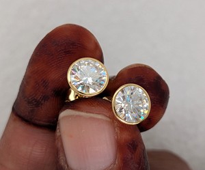 Boucles d'oreilles clous en or jaune massif 14 carats avec diamant de laboratoire rond de 2 carats serti clos, cadeau de mariage pour femme - Product Image 2