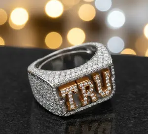 แหวนผู้ชายประดับโมอิสซาไนต์ทรงกลม 3 กะรัต ตัวอักษร "TRU" แบบสั่งทำพิเศษ ชุบทอง 14K สองสี - Product Image 3