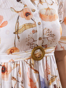 Vestido Midi con Estampado Floral Blanco, Cuello en V, Manga Tres Cuartos, Detalle de Cinturón, Cintura Natural, Tela Georgette Ecológica - Product Image 2