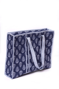Bolso Tote de Algodón Acolchado con Estampado de Hojas de Indigo, Bolso de Hombro de Gran Capacidad para Viajes, Fines de Semana y Compras - Product Image 3