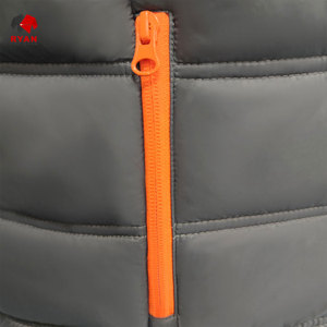 เสื้อแจ็คเก็ตพัฟเฟอร์คุณภาพสูงแบบสั่งทำพิเศษสำหรับผู้ชาย วัยรุ่น และเด็ก  ออกแบบสีและโลโก้ได้ตามต้องการ ป้องกันรอยยับ - Product Image 5