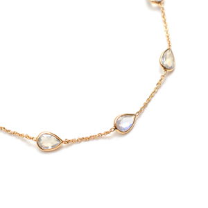 Pulsera con Bisel de Piedra Lunar Arcoíris Natural en Oro Amarillo Sólido de 18K – Cadena de Eslabones con Gemas Redondas y Cierre Ajustable - Product Image 4