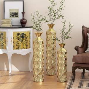 Vases à fleurs en métal exclusifs, conçus pour les intérieurs haut de gamme, rehaussant la décoration de la maison avec des pièces d'art florales. - Product Image 3
