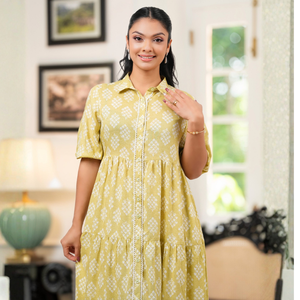 เดรสยาวผ้าเรยอนซาตินสุดหรูพร้อมดีเทลลูกไม้ - Product Image 1