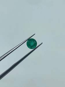 พลอยมรกตธรรมชาติคุณภาพสูงจากแซมเบีย สำหรับทำเครื่องประดับ ทรงกลมเจียระไนบริลเลียนท์ ขนาด 5.40 มม. น้ำหนัก 0.55 กะรัต - Product Image 2