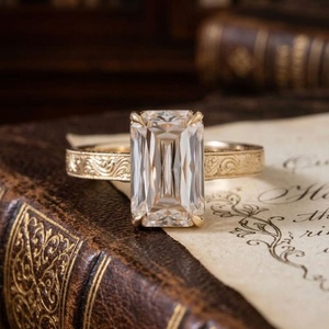 Anillo de compromiso de oro amarillo de 14 quilates con diamante de laboratorio de corte esmeralda alargado de 3.5 quilates, anillo Art Deco con banda grabada estilo antiguo - Product Image 1