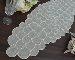 Chemin de table élégant perlé, ovale, en tissu, design glamour fait main, blanc, tapis décoratif - Product Image 1
