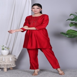 Conjunto de Kurta y Pantalón Tradicional para Mujer NIYANI, Elegante, Rojo, de Rayón, con Bordado Sutil, Estilo Étnico Clásico para Diwali, para Todas las Temporadas - Product Image 1