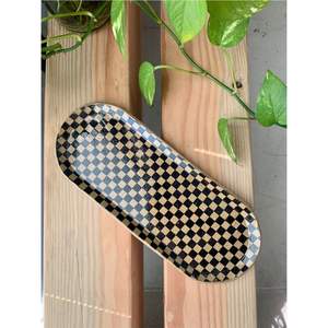 Plateau de service en métal fait main à motif damier, esthétique noir et blanc, plat décoratif pour bibelots et bijoux - Product Image 1