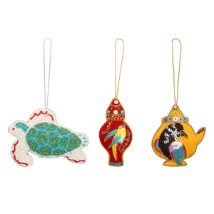 Adornos Navideños Personalizados de Terciopelo y Satén Bordados a Mano con Logotipo Personalizado, Adorno Navideño al por Mayor con Diseño de Camello - Product Image 3