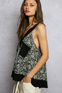Camiseta sin mangas con cuello en V y bolsillo frontal POL Floral - Product Image 3