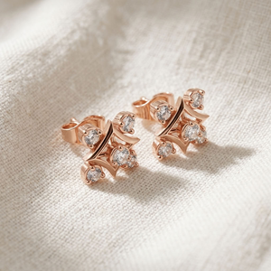 ต่างหูริซต้า จิวเวล ทองคำโรสโกลด์ 14K ประดับเพชรแล็บโกรว์ ทรงกลมเจียระไนบริลเลียนท์ ตัวเรือนแบบกรงเล็บ สไตล์ใบโคลเวอร์สี่แฉก สำหรับผู้หญิง - Product Image 4