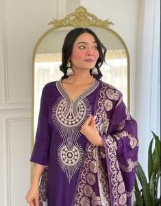 Conjunto de Kurta, Pantalón y Dupatta Bordados para Mujer – Ropa Étnica de Diseñador - Product Image 3