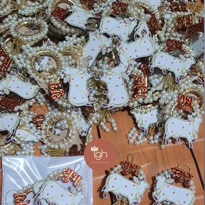 Exquisita Decoración de Pared Hecha a Mano con Cuentas de Kamdhenu y Perlas, con Diseño de Shubh Labh, para la Entrada del Hogar y Ocasiones Festivas - Product Image 1