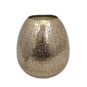 Porte-bougie décoratif en métal de luxe au design attrayant, couleur or, finition en laiton pour la décoration de la maison - Product Image 1