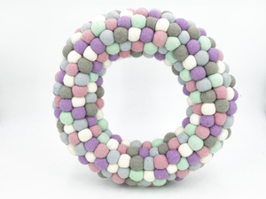 Guirlande de porte bohème en feutre et boules de laine pour décoration murale intérieure de Noël, ambiance festive et accueil chaleureux - Product Image 3