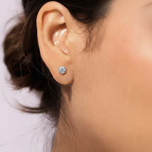 Boucles d'oreilles clous en moissanite taille ronde 4 TCW, couleur incolore VVS, solitaire à 6 griffes, or 14K, fermoir à vis, faites à la main, bijoux de mariée, cadeau pour elle - Product Image 1