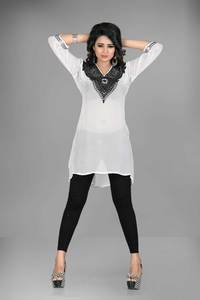 Robe en coton tissé sur mesure de haute qualité, col en V, longueur genou, manches trois-quarts perlées, look sexy pour soirée printanière, lavable, naturelle - Product Image 1