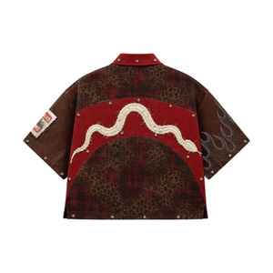 Chemise streetwear pour homme, patchwork, col rabattu, imprimé léopard rouge, broderie logo avant, style automne, style USA, mode américaine - Product Image 4