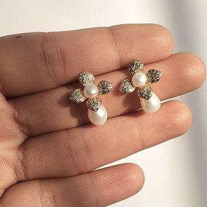 Pendientes de Perlas con Flores Chapadas en Oro, Diseño Floral, Joyería Elegante para Mujer - Product Image 1