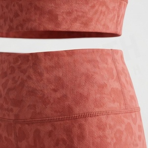 Ensemble de yoga 2 pièces pour femme, leggings taille haute imprimé léopard et haut court à bretelles croisées - Product Image 5