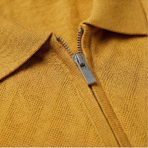 Polo en tricot à manches courtes jaune moutarde pour homme avec fermeture éclair, design uni décontracté, coupe classique - Product Image 4