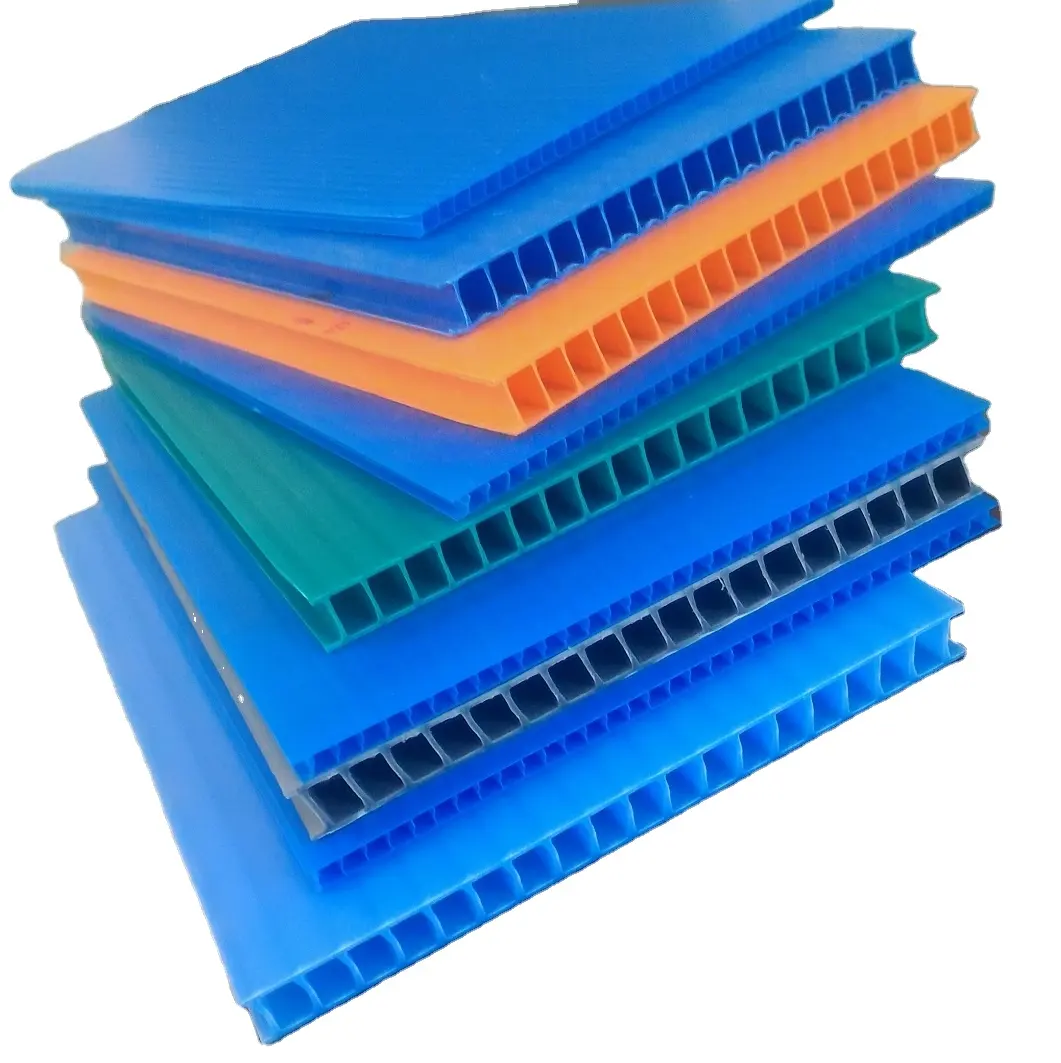 यूपी पीपीसीपी पॉलीप्रोपाइलीन नालीदार बोर्ड 2 से 10 मिमी मोटाई नीले पीले काले यूवी स्थिर कोरोना उपचारित प्लास्टिक शीट लाइट