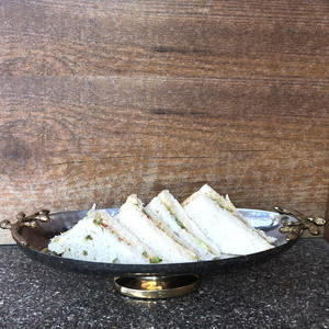 Tazón ovalado de acero inoxidable con mango de hoja de latón, vajilla con textura martillada y artículos de servicio - Product Image 3