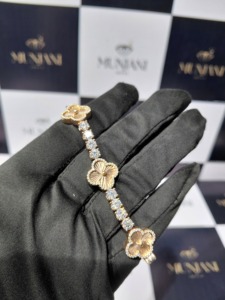 กำไลข้อมือเทนนิสประดับมอสซาไนต์รูปดอกโคลเวอร์สุดหรู เงินแท้ 925 ชุบทองคำสีกุหลาบ มอสซาไนต์คุณภาพ VVS ผ่านการทดสอบด้วยเครื่องตรวจสอบเพชร - Product Image 5