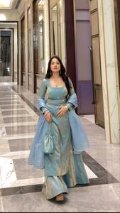 Conjunto de Salwar Kameez de Seda Bordada Fandy para Mujer - Vestido Tradicional Pakistaní para Bodas, Diwali y Graduaciones - Product Image 1