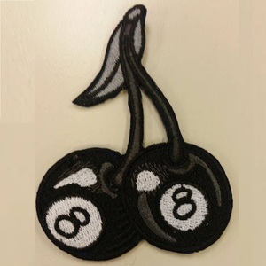 Alfombra Antideslizante de Lana Tufted a Mano con Diseño Único de Bola 8 en Forma de Cereza, Diseño en Blanco y Negro, Suave y Afelpada para Decoración del Hogar - Product Image 1