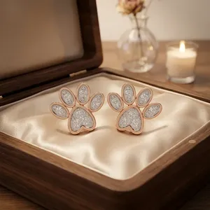 Clous d'oreilles minimalistes en or plaqué, motif patte de chat/chien, sertis de diamants de laboratoire, pour femme - Fabricant - Product Image 1