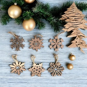 Adornos Colgantes de Copos de Nieve de Madera Hechos a Mano, Decoraciones Rústicas para Árboles de Navidad Cortadas con Láser - Product Image 1