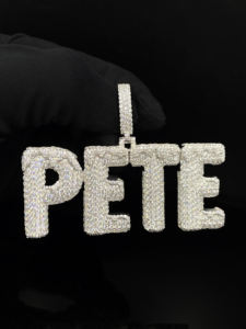 Pendentif personnalisé pour homme en alliage plaqué or avec diamants CZ glacés de style Trap Royal - Product Image 3