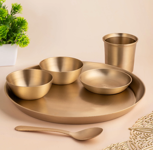 Ensemble de thali en bronze Kansa poli, comprenant une assiette gravée d'un arbre, des petits bols, un gobelet et une cuillère lisse, à prix de gros. - Product Image 3