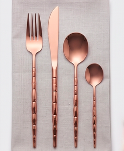 Ensemble de couverts en acier inoxydable rose gold, élégants et parfaits pour les dîners, la cuisine, les mariages, les fêtes et les présentations de table élégantes - Product Image 1