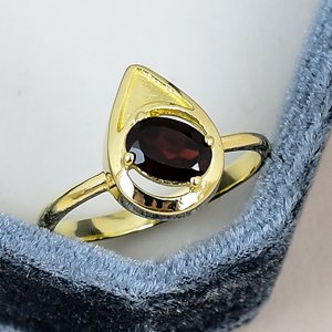 Bague ovale en grenat rouge, argent sterling 925 massif plaqué or jaune, faite à la main, d'inspiration vintage, sertie clos, bijoux en pierres précieuses pour femme - Product Image 1
