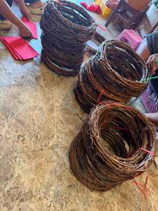 Base de couronne en vigne naturelle du Vietnam pour décorations de porte de Noël, événements de mariage, arrangements floraux rustiques de style ferme, et projets de bricolage - Product Image 4