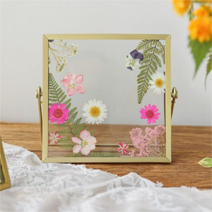 Marco de fotos cuadrado de metal con flores flotantes en cristal dorado, hecho a mano, para decoración botánica única del hogar, ideal para usar en mesa. - Product Image 3