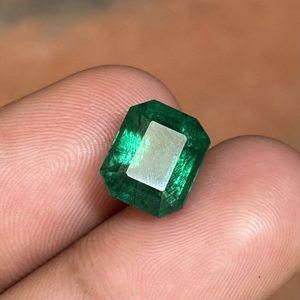 มรกตแซมเบียธรรมชาติหายาก 5.59 กะรัต สีเขียวสดใส รูปทรงสี่เหลี่ยม สำหรับการสร้างสรรค์เครื่องประดับระดับพรีเมียม - Product Image 4