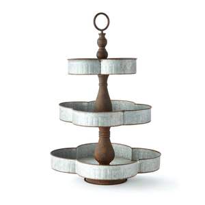 Support de Présentation de Gâteaux et Desserts Rustique de Fer Galvanisé à 3 Niveaux de Haute Qualité, Style Ferme, en Promotion - Product Image 1