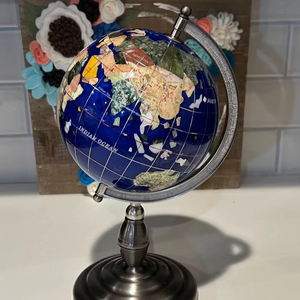 ลูกโลกโลหะตกแต่งลายตัดเลเซอร์ พร้อมผิวสัมผัสสีเขียวเวอร์ดิกริส ให้ความรู้สึกโบราณอย่างแท้จริง - Product Image 1