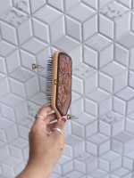 Nouvelle brosse à cheveux en cuir et bois faite à la main 2026 avec motif floral sculpté pour massage du cuir chevelu, utilisation manuelle, forme rectangulaire