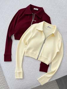 Sudadera negra personalizada para mujer con cremallera, cuello oversize, manga larga, estilo casual y urbano. - Product Image 5