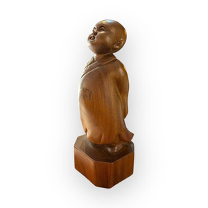 La statue du jeune moine est exquisamment sculptée en bois de Bach Xanh. - Product Image 2
