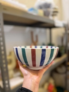 Tazón de Cerámica Hecho a Mano con Rayas Multicolores Intensas, Diseño Profundo para Comer y Amplio para la Familia - Product Image 4
