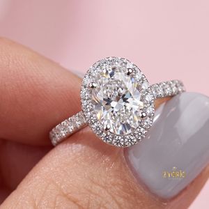 Anillo de Compromiso y Boda de Oro Blanco de 14K para Mujer con Diamante Cultivado en Laboratorio, Corte Ovalado, Claridad VVS2 Certificada, con 4 Garras - Product Image 1